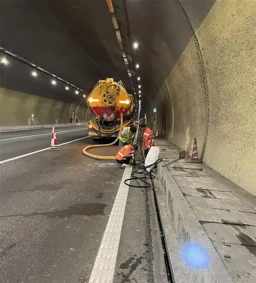 洛扎隧道排水渠清淤